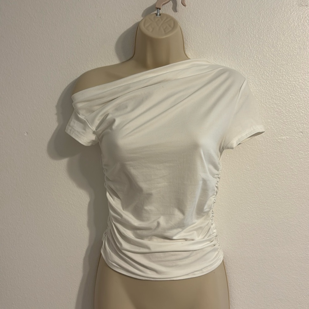 Off the shoulder Micas tee